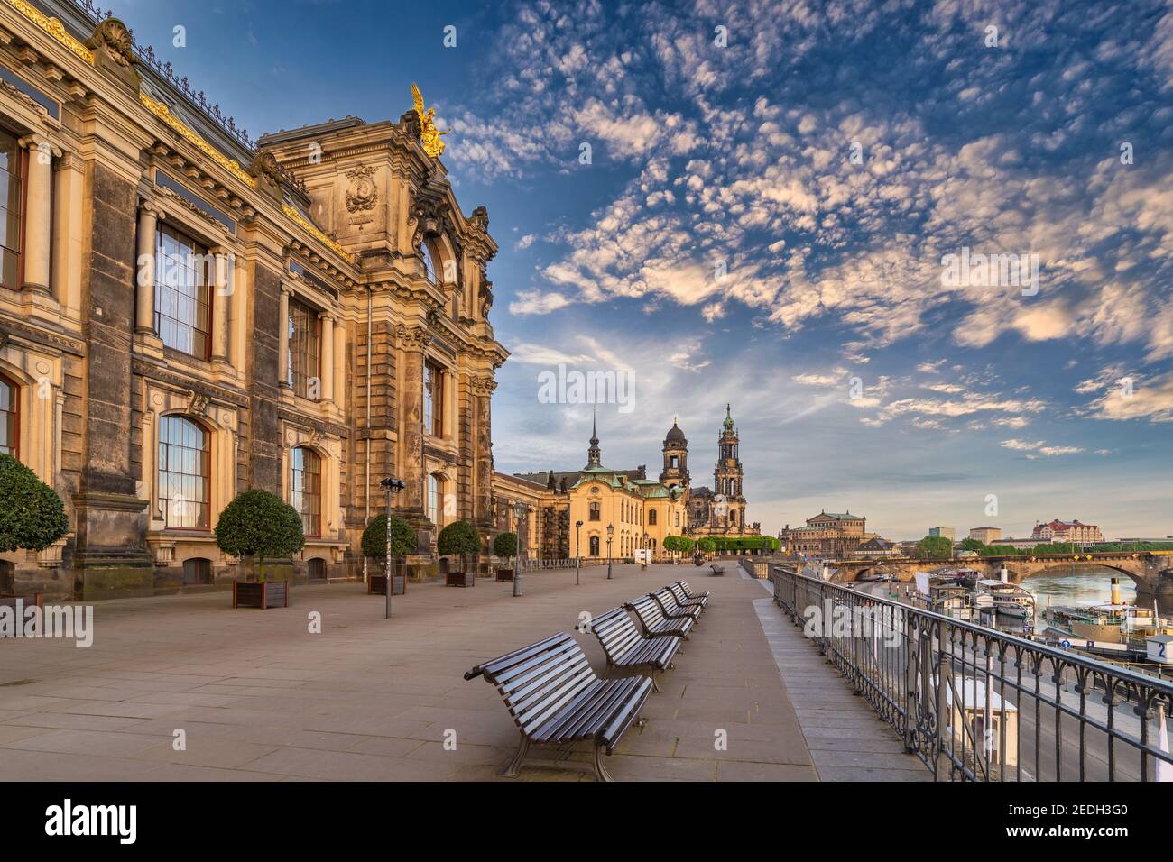 Dresda Germania, skyline della città al tramonto sul fiume Elba e sul ponte Augustus Foto Stock