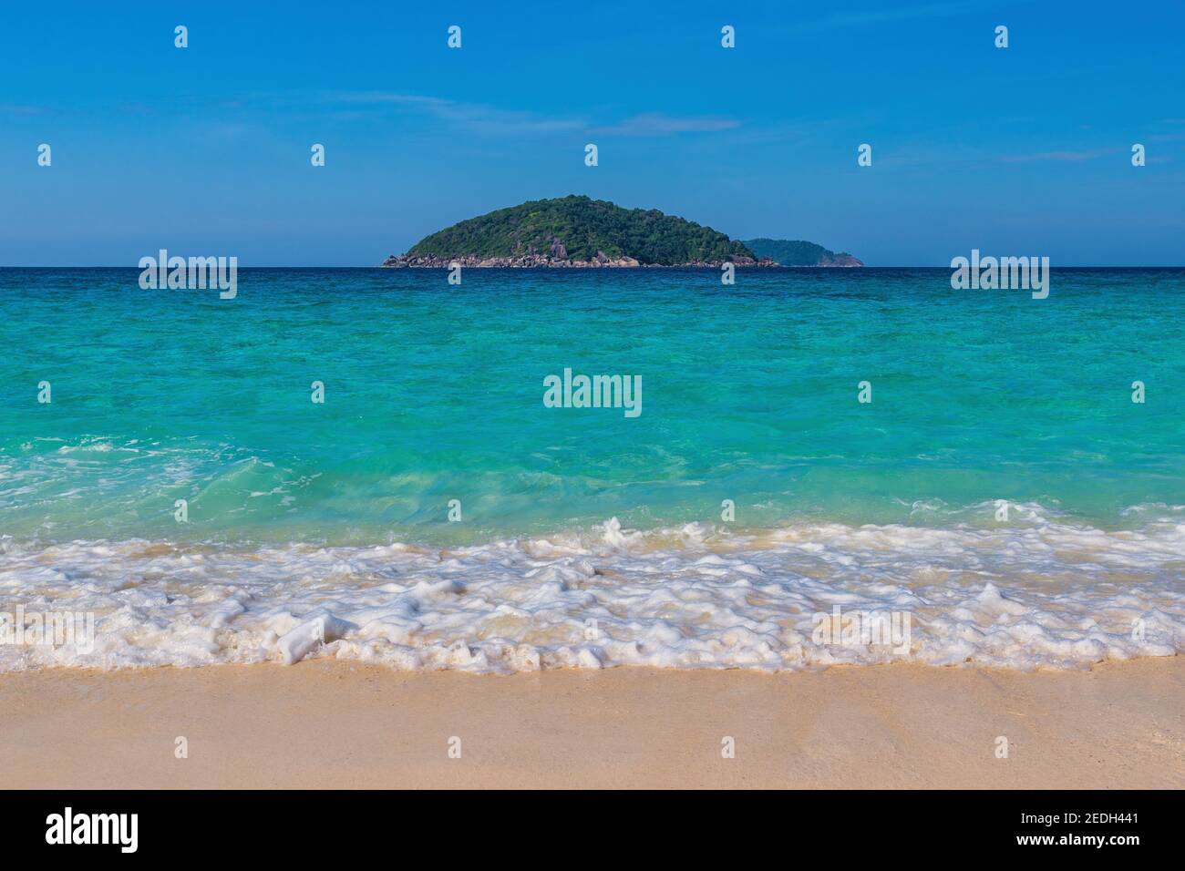 Le isole tropicali si affacciano sull'oceano blu dell'acqua delle onde del mare e sulla spiaggia di sabbia bianca, paesaggio naturale in Thailandia Foto Stock