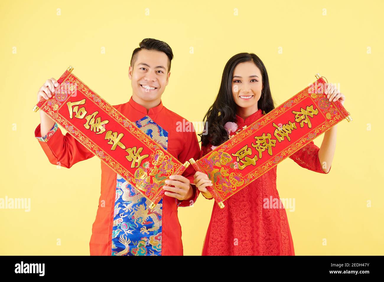Coppia che mostra i couplets di Capodanno Foto Stock