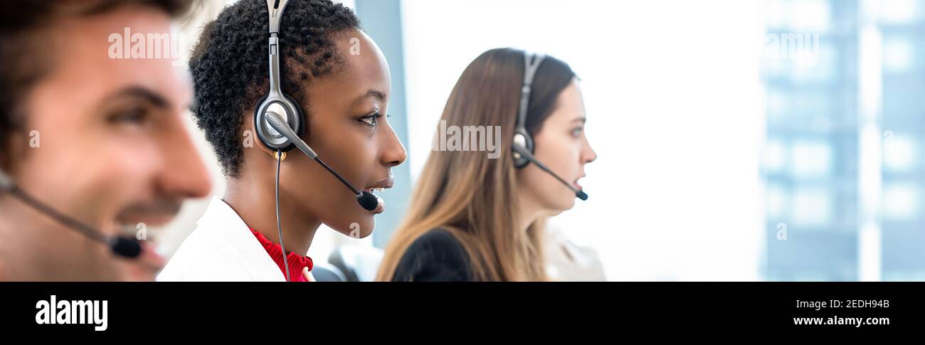 Gruppo di diversi team di telemarketing del personale di assistenza clienti in chiamata sfondo banner centrale Foto Stock