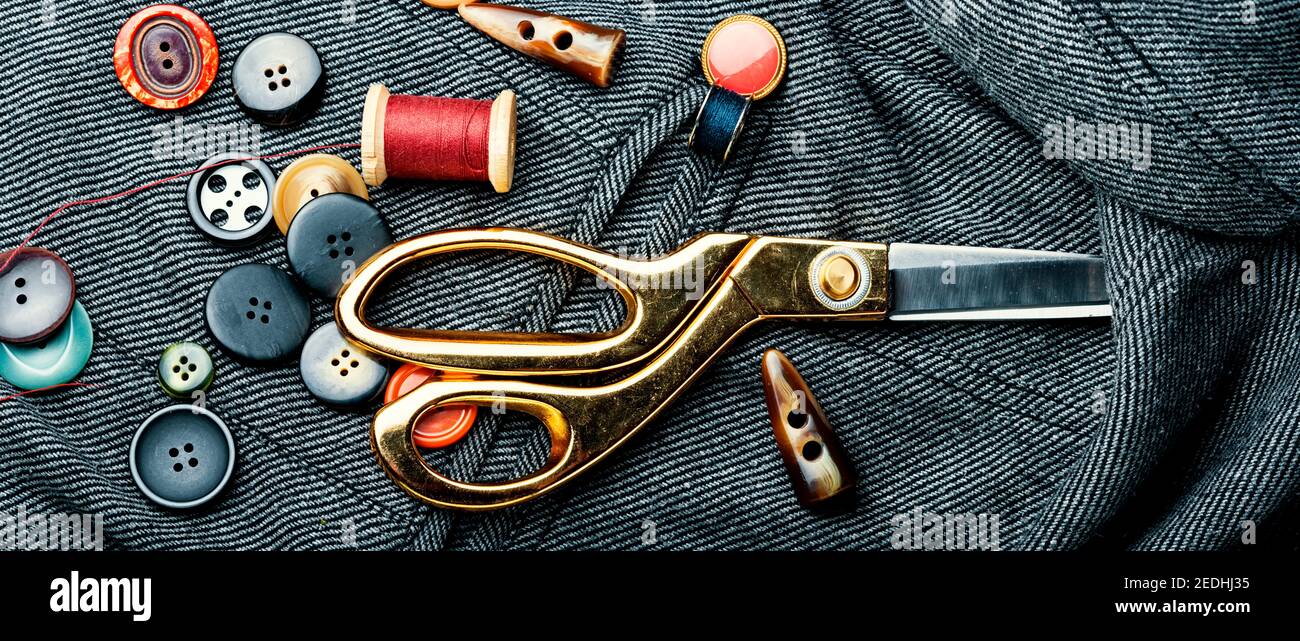 Kit per cucire fili, bottoni e tessuti. Accessori per cucire e per l'ago Foto Stock