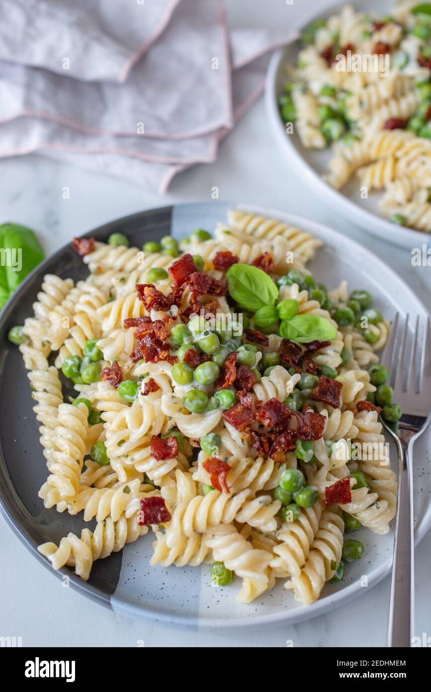 sana ricotta fatta in casa con pancetta e piselli Foto Stock