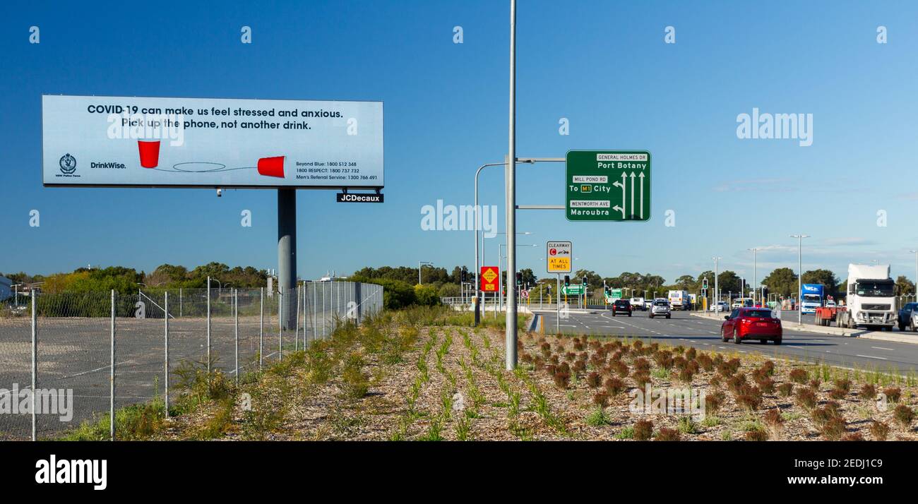 Un cartello stradale Coronavirus su General Holmes Drive tra i sobborghi di Mascot e Botany Bay a Sydney, Australia, all'Aeroporto di Sydney. Foto Stock