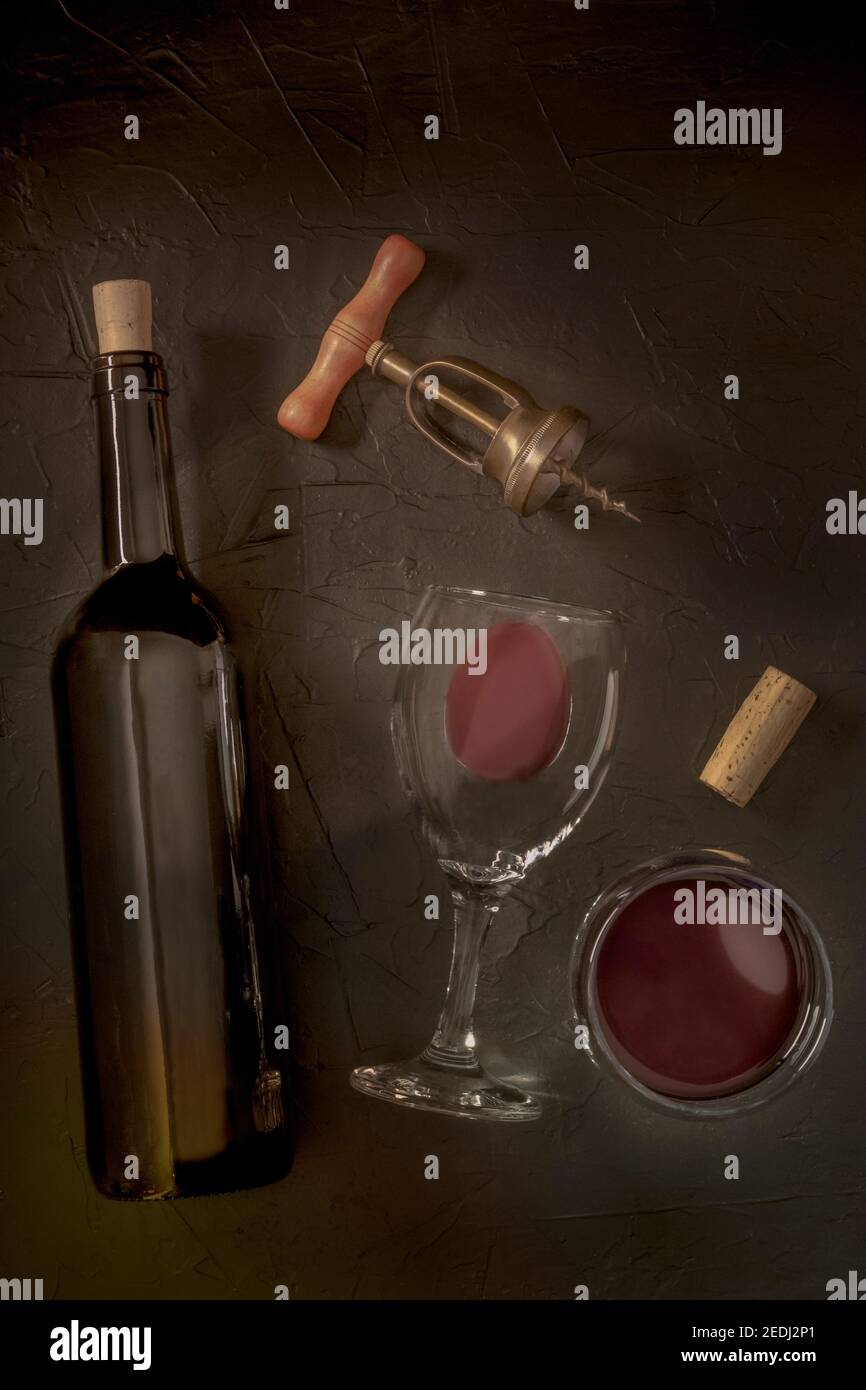 Striscione per degustazione di vini, girato in alto su sfondo nero, con un sughero, un cavatappi vintage, una bottiglia e due bicchieri, immagine tonica Foto Stock