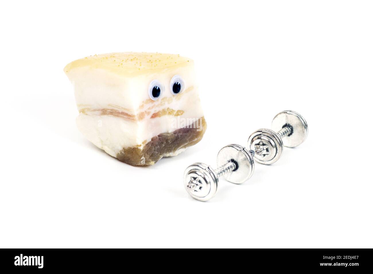 Personaggio divertente fatto di cubo grasso di maiale guardando piccoli manubri isolati su bianco. Concetto creativo di perdita di peso. Foto Stock