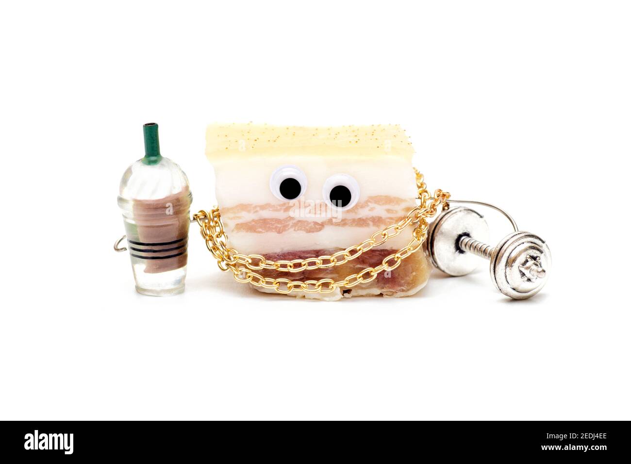 Bodybuilder carattere fatto di grasso di maiale salato con una catena dorata intorno al collo, manubri e frullato proteine isolato su sfondo bianco. Creativo f Foto Stock