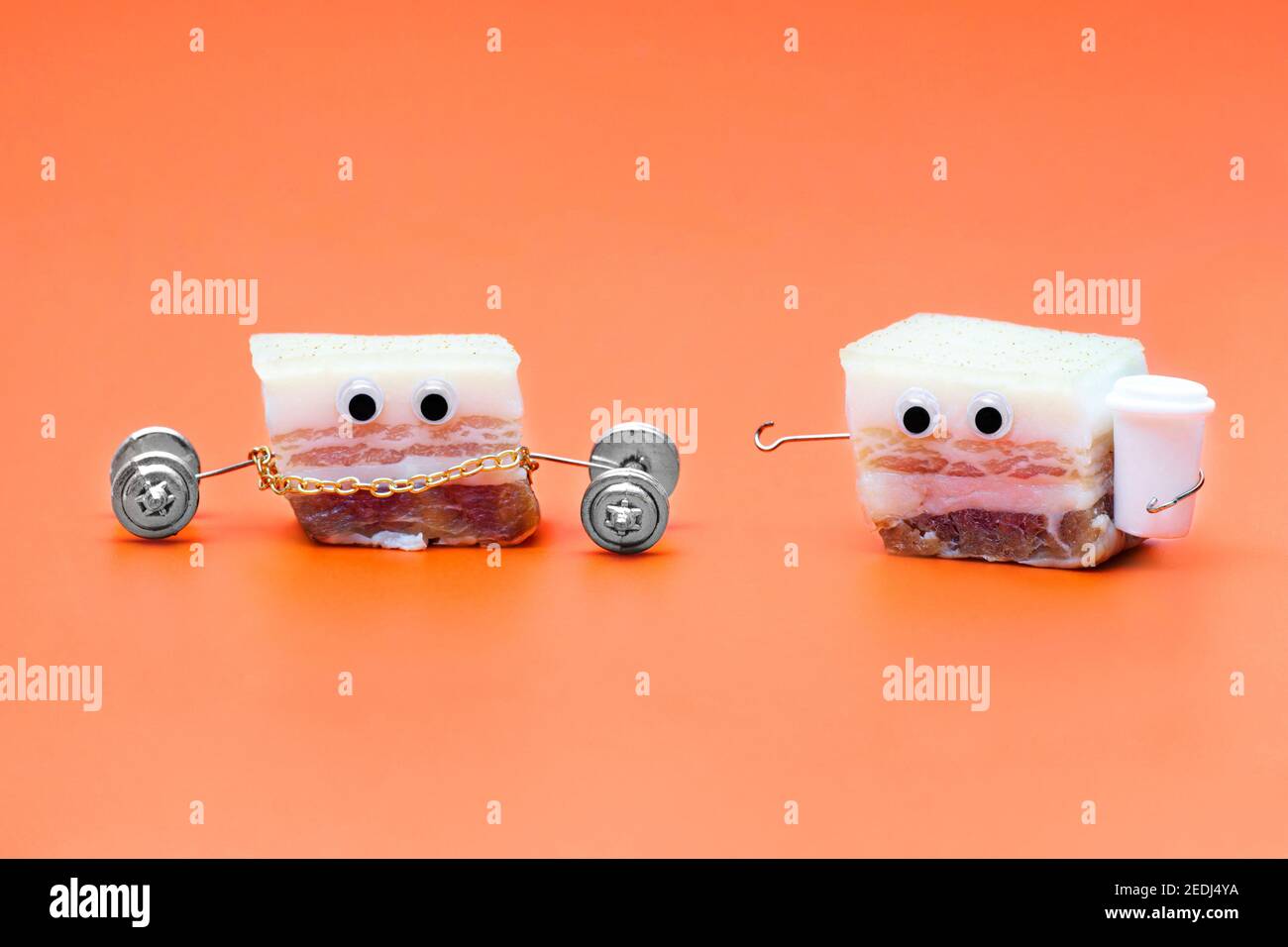Due personaggi divertenti fatti di pesi di sollevamento di maiale salato. Concetto creativo di fusione dei grassi del corpo. Foto Stock