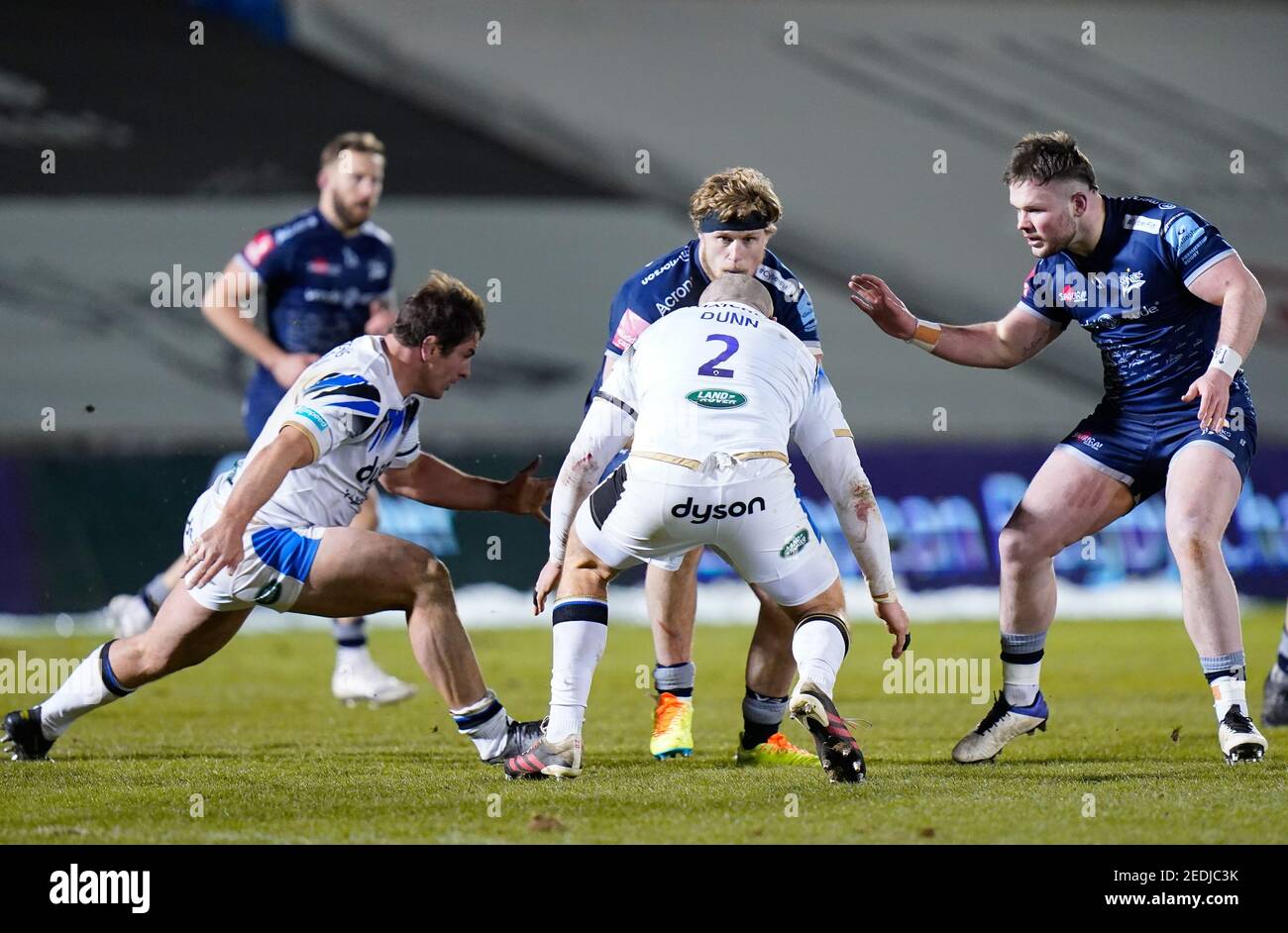 Vendita Sharks No.8 Dan Du Preez corre al agganciatore di Bath Rugby Tom Dunn durante un Gallagher Premiership Round 9 Rugby Union match, Venerdì, Febbraio 12, 2021, in Foto Stock