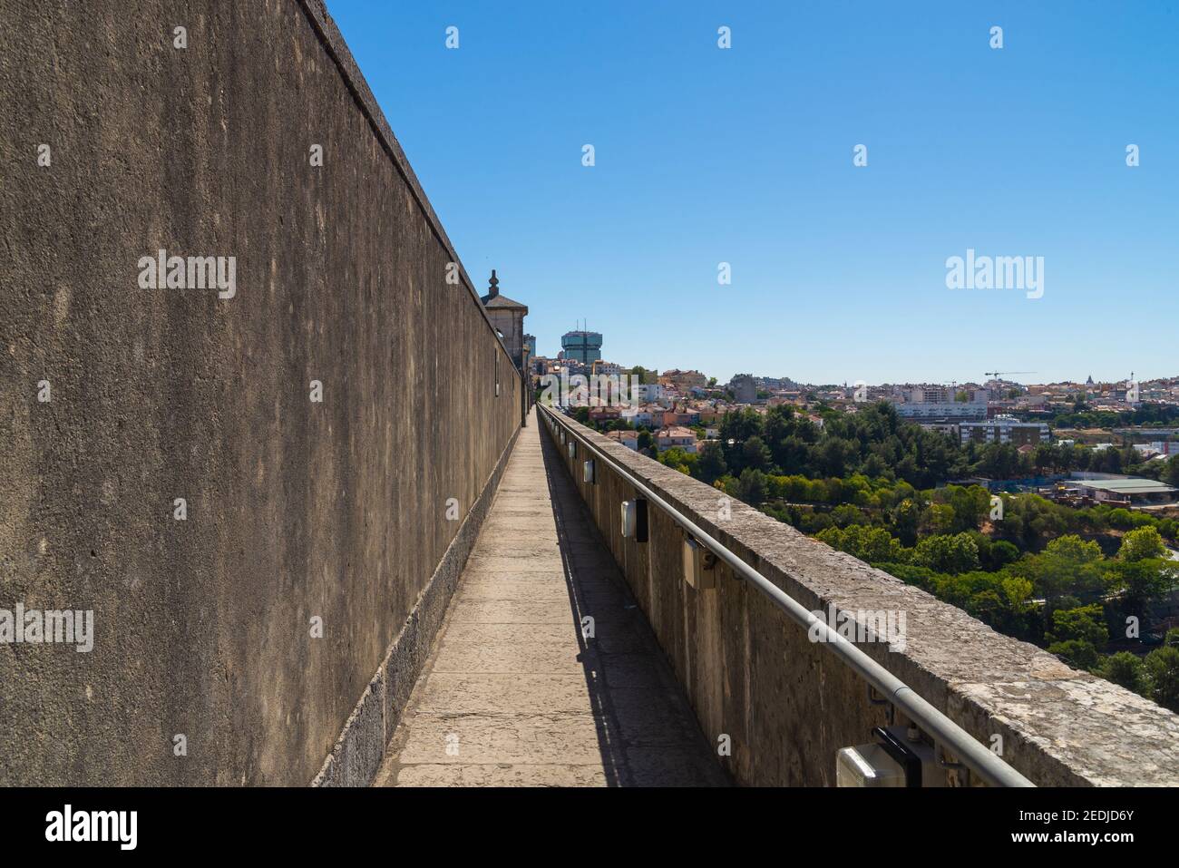 Percorso a piedi attraverso il viadotto attraverso l'acquedotto di Lisbona. Foto Stock