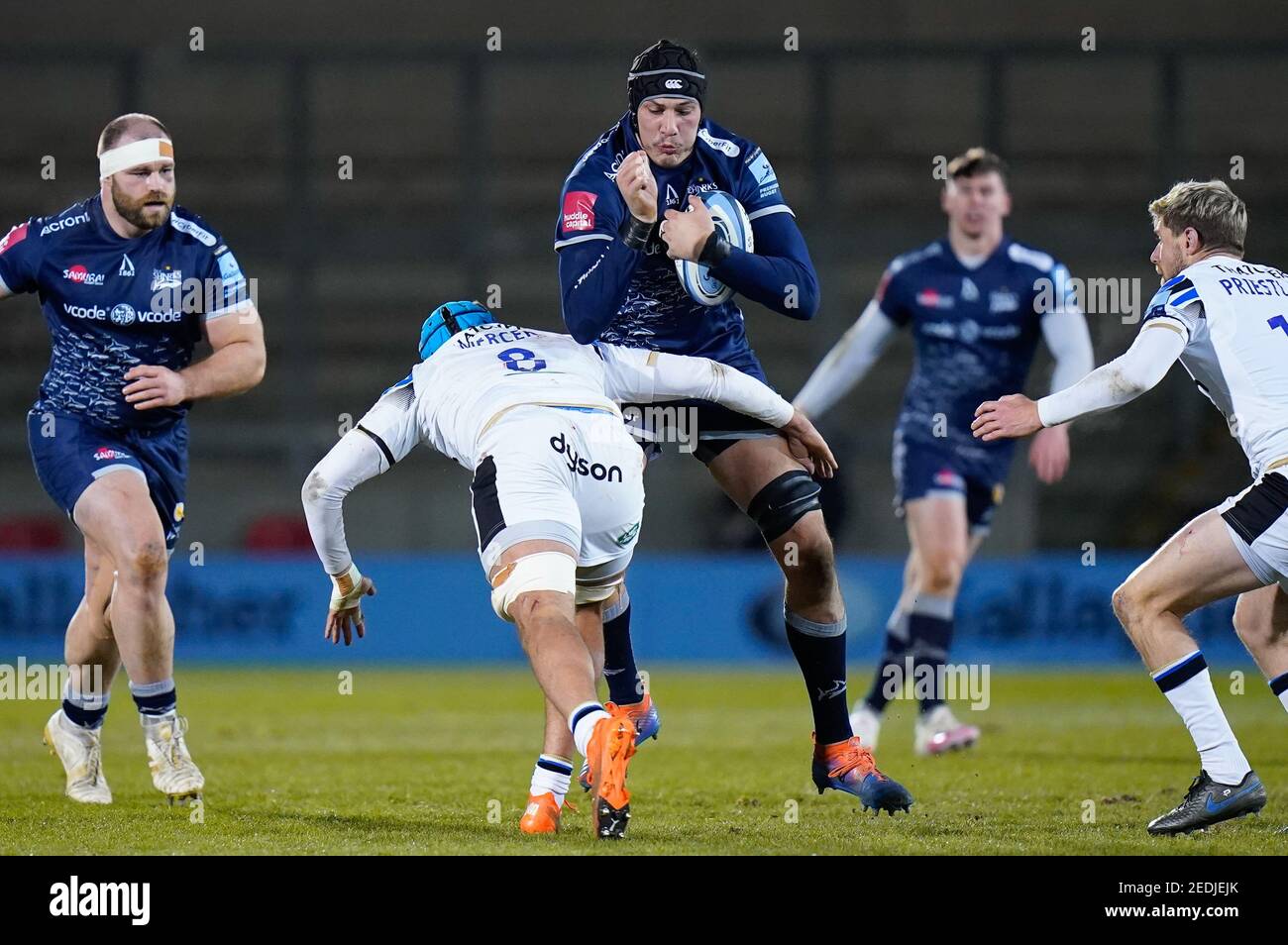 Vendita Sharks Lock JP Du Preez è affrontato da Bath Rugby's No.8 Zach Mercer durante una Gallagher Premiership Round 9 Rugby Union match, Venerdì, Febbraio 12, 202 Foto Stock