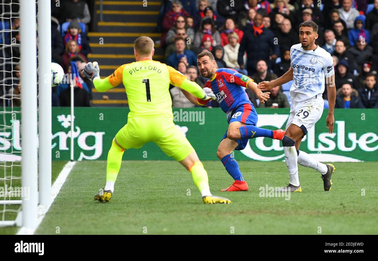Calcio Calcio - Premier League - Crystal Palace v Everton - Selhurst Park, Londra, Gran Bretagna - 27 aprile 2019 James McArthur di Crystal Palace spara in goal SOLO PER USO EDITORIALE REUTERS/Dylan Martinez. Nessun utilizzo con audio, video, dati, elenchi di apparecchi, logo di club/campionato o servizi "live" non autorizzati. L'uso in-match online è limitato a 75 immagini, senza emulazione video. Nessun utilizzo nelle scommesse, nei giochi o nelle pubblicazioni di singoli club/campionati/giocatori. Per ulteriori informazioni, contattare il rappresentante commerciale. Foto Stock