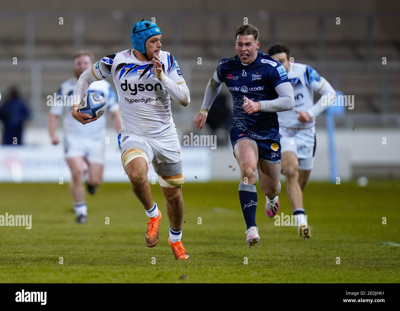 Bath Rugby's No.8 Zach Mercer fa una pausa come sale Sharks ala Tom Roebuck dà inseguimento durante una Gallagher Premiership Round 9 Rugby Union match, Frid Foto Stock