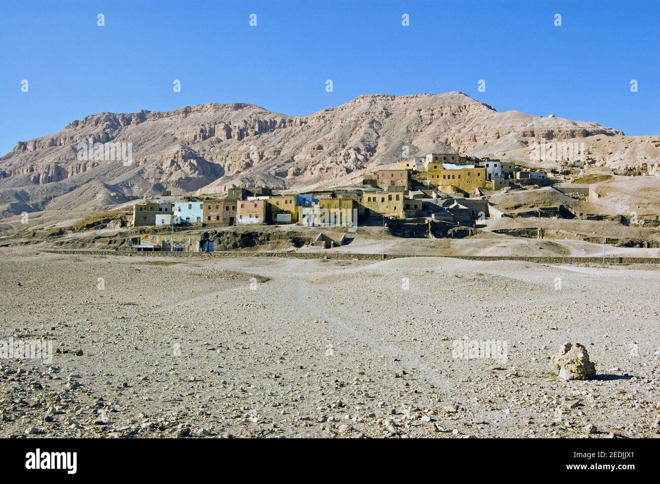 Il villaggio di Qurnet Mura'i sulle rive occidentali del Nilo a Luxor, Egitto. Il villaggio è molto vicino alle tombe degli antichi egiziani. Foto Stock