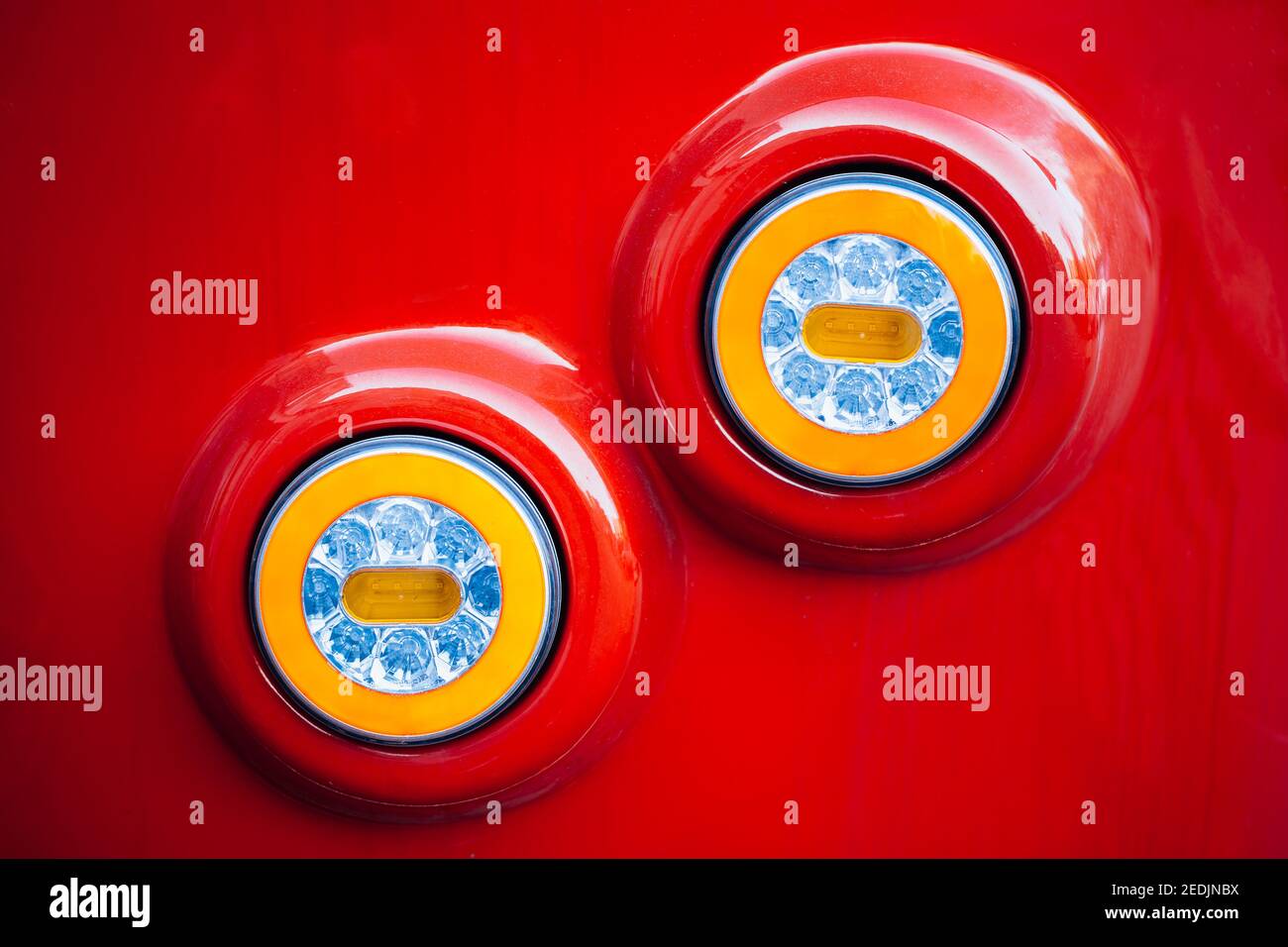 Luci posteriori per auto rotonde e luminose sulla carrozzeria rossa - vintage fari di stile Foto Stock