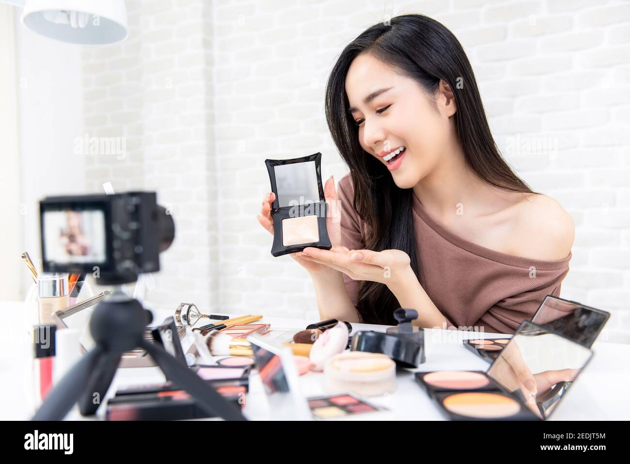 Giovane bella donna asiatica professionale di bellezza vlogger o blogger registrazione tutorial trucco da condividere sui social media Foto Stock
