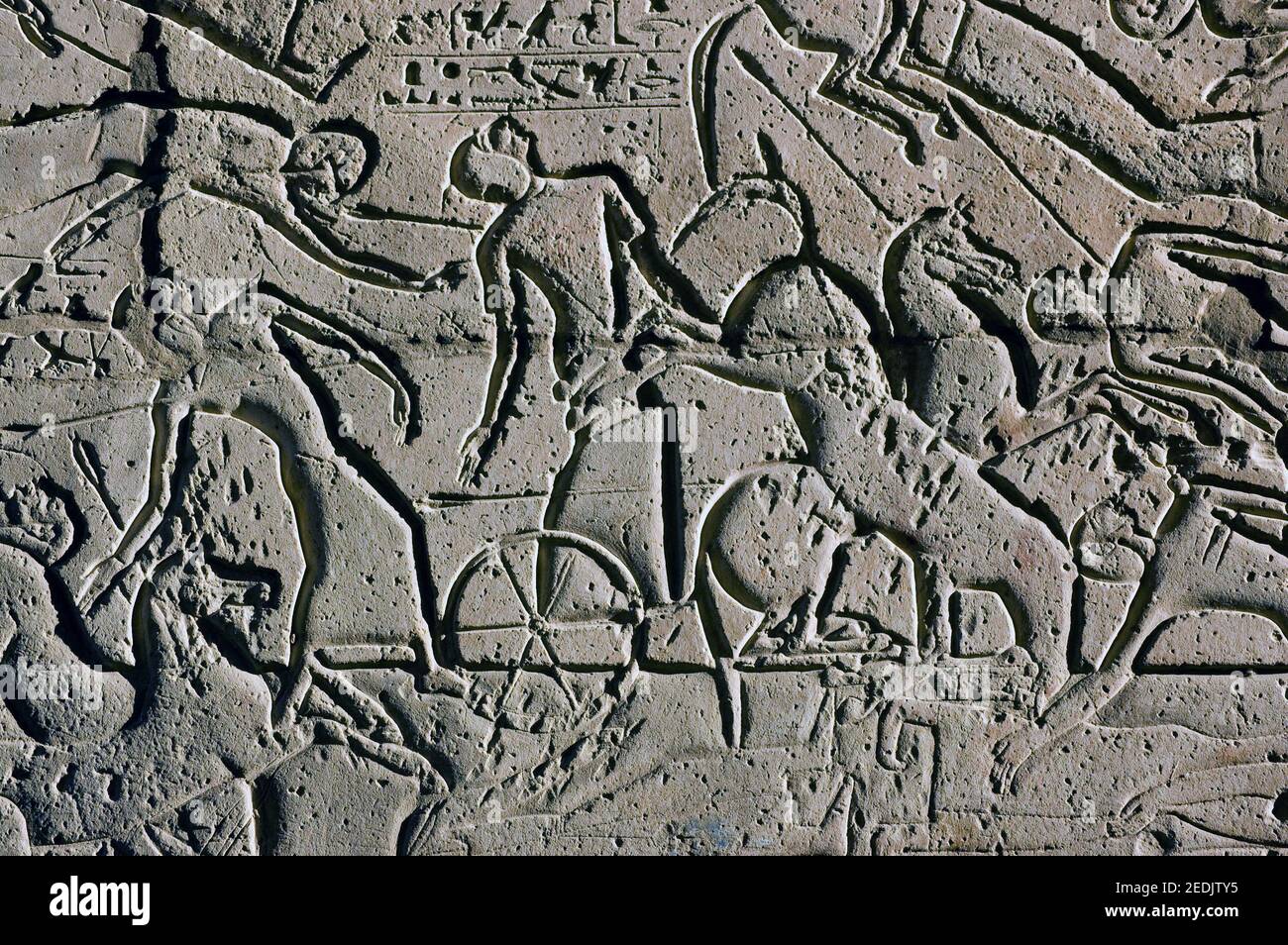 Cavalli e cariotieri combattono nella battaglia di Kadesh tra gli antichi Egiziani e gli ittiti. Fregio scolpito in pietra sul secondo pilone della Ramesse Foto Stock
