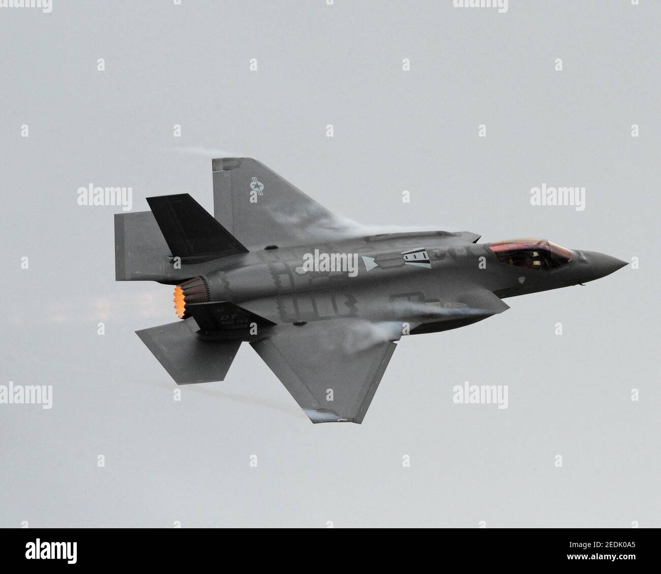 Foto del file di handout datata 13 settembre 2013 del primo F-35A Lightning II ad atterrare alla Hill Air Force base, Utah. Il team Air Force F-35 Jet che si esibisce in fiere aeree di tutto il mondo ha dovuto scalare le apparizioni quest'anno, a causa di una crescente carenza di motori a causa di periodi di riparazione più lunghi, alcuni a causa di carenze non segnalate in precedenza con i rivestimenti delle pale del motore. I motori dei modelli F-35s A sono stati "caldi" o vicini ai limiti del loro design, e il calore ha causato incrinature premature o delaminazione dei rivestimenti delle pale della turbina. U.S. Air Force Photo/Alex R. Lloyd via ABA Foto Stock