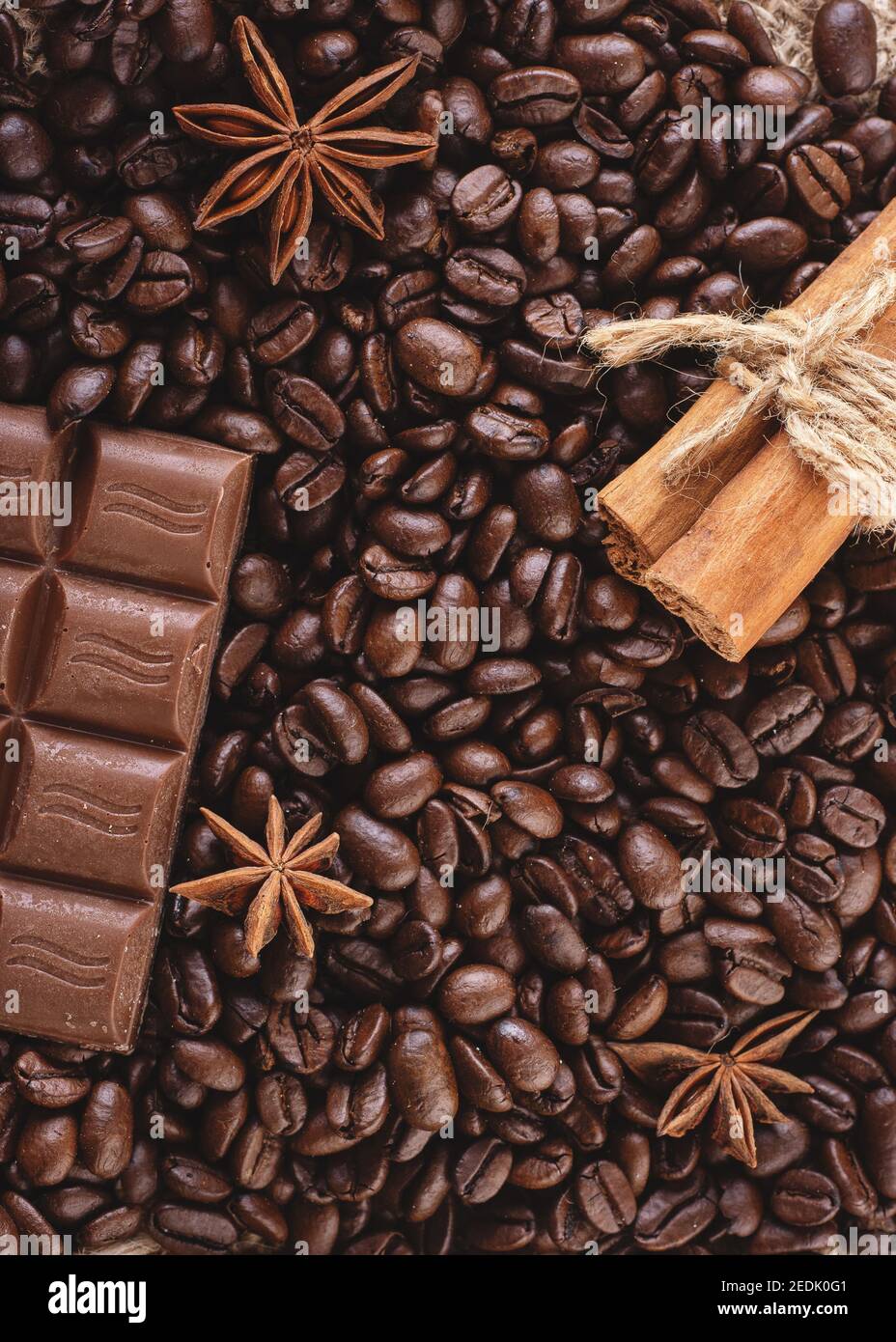 cioccolato, chicchi di caffè, anice su fondo di legno Foto Stock