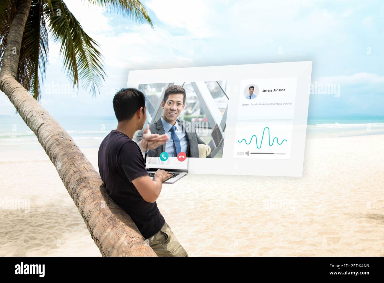 Persona indipendente che ha una videoconferenza a distanza con il manager a. la spiaggia Foto Stock