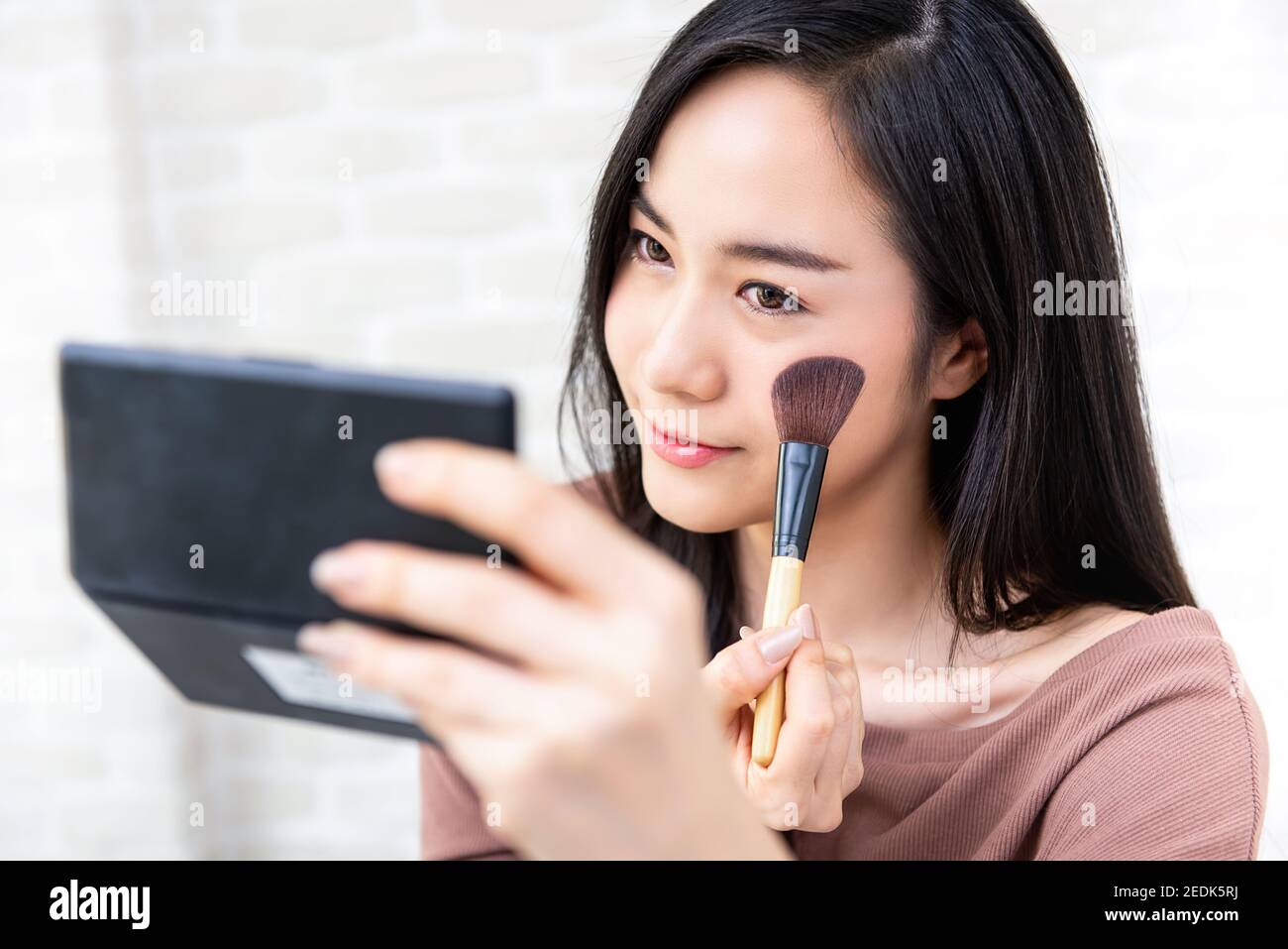 Giovane bella donna asiatica professionale di bellezza vlogger o blogger fare tutorial trucco cosmetico Foto Stock