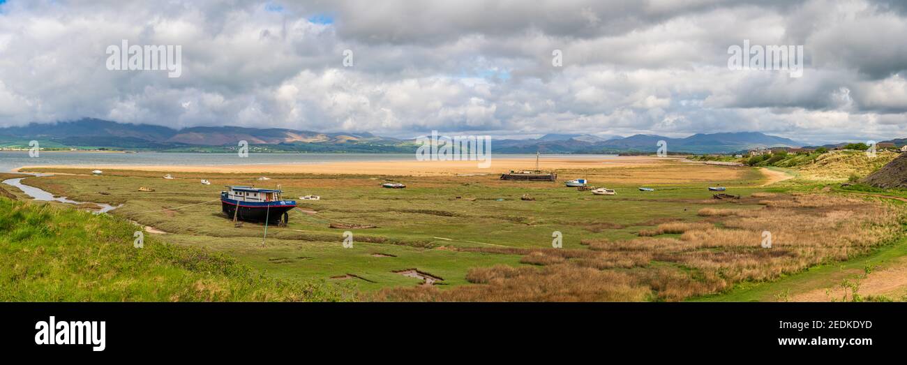 Leicester, Cumbria, Regno Unito - 2 Maggio 2019: Barche in erba, con nuvole sopra il Parco nazionale del Lake District in background Foto Stock