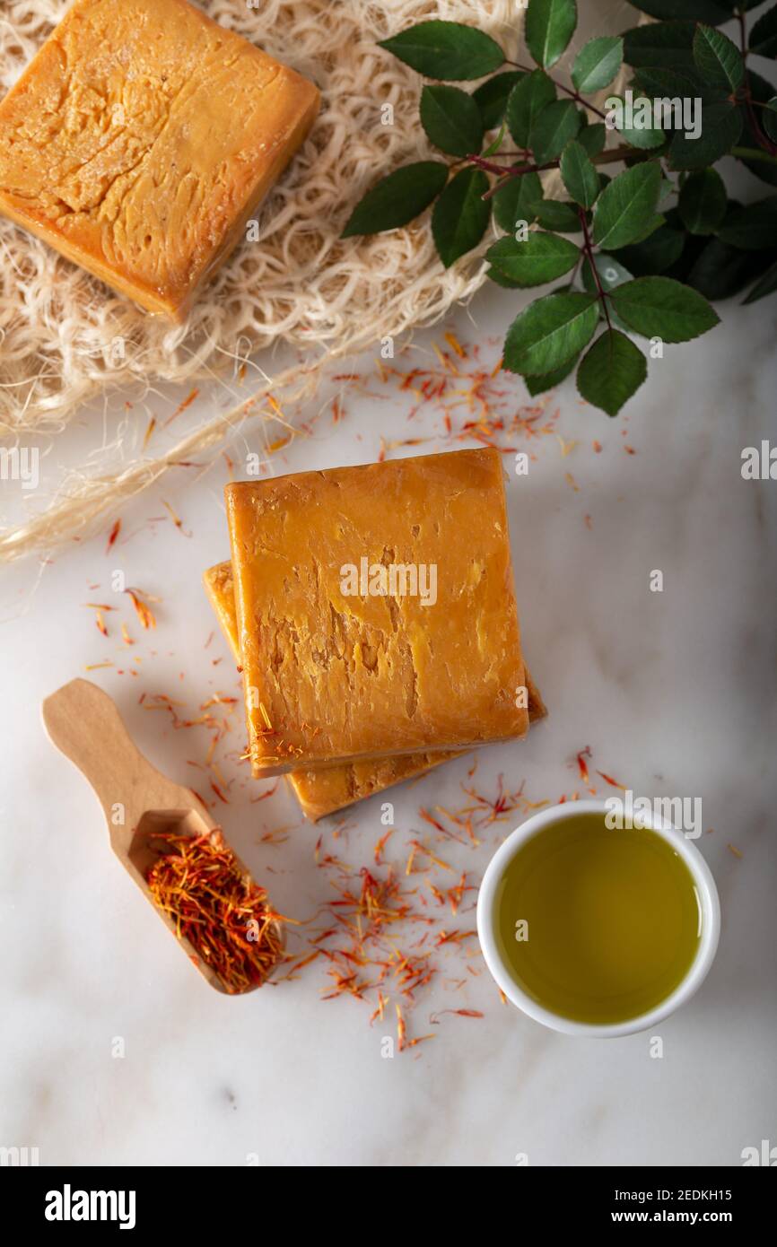 Sapone di zafferano fatto a mano con filetti di spezie di zafferano sul marmo Foto Stock