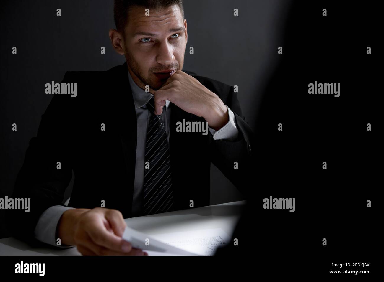Intervista detective uomo sospetto o criminale nella stanza degli interrogatori Foto Stock