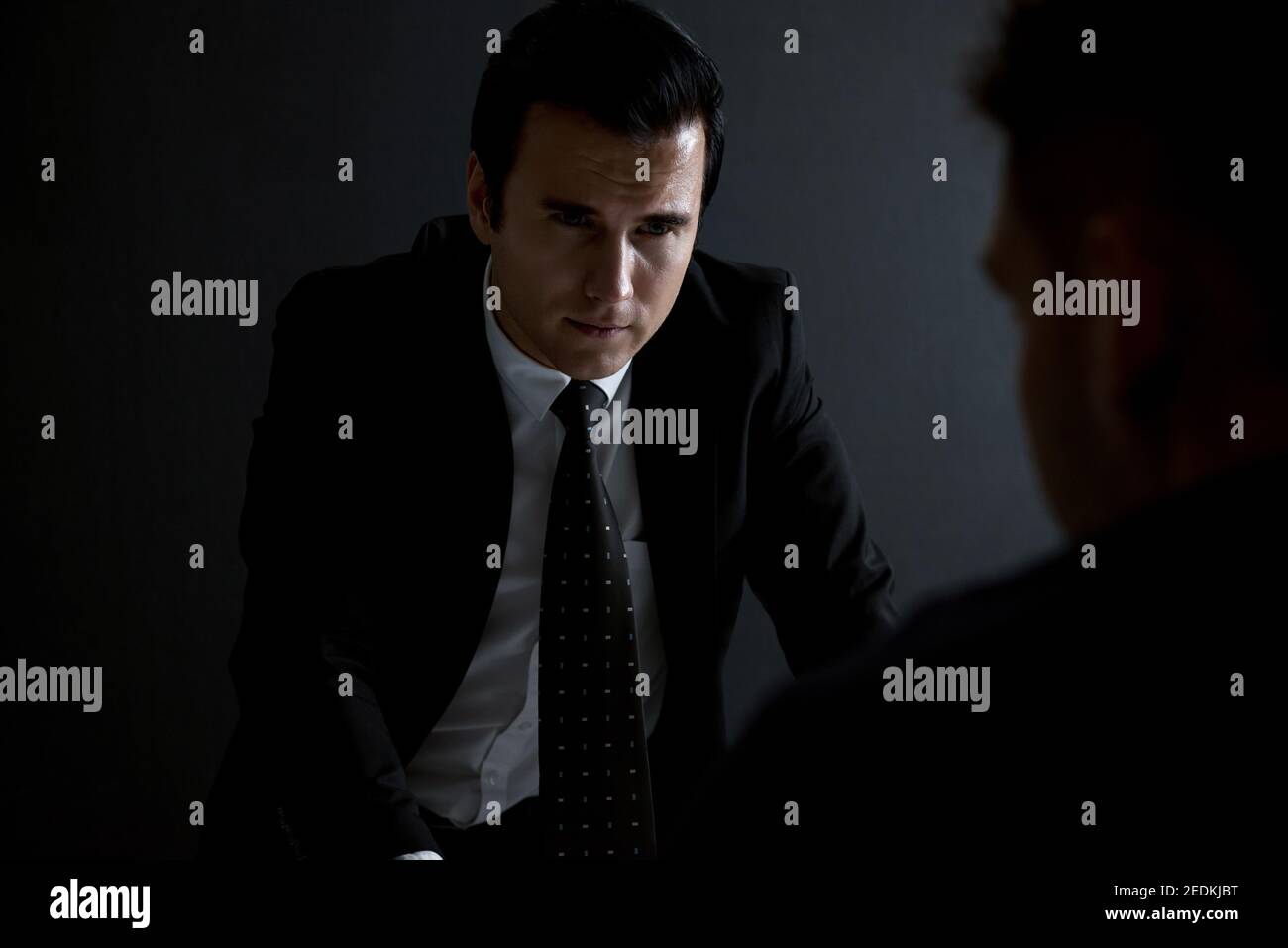 Intervista detective uomo sospetto o criminale nella stanza degli interrogatori Foto Stock
