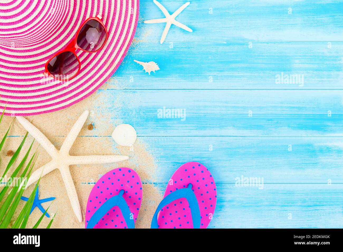 Colorato estate vacanza spiaggia sfondo con accessori su pannello di legno blu chiaro, bordo design sulla vista superiore con spazio copia Foto Stock