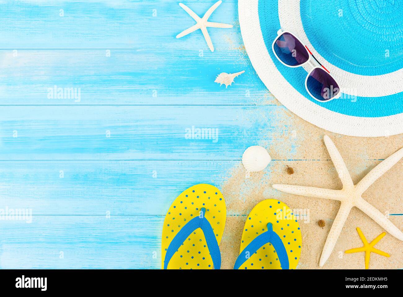 Colorato estate vacanza spiaggia sfondo con accessori su pannello di legno blu chiaro, bordo design sulla vista superiore con spazio copia Foto Stock