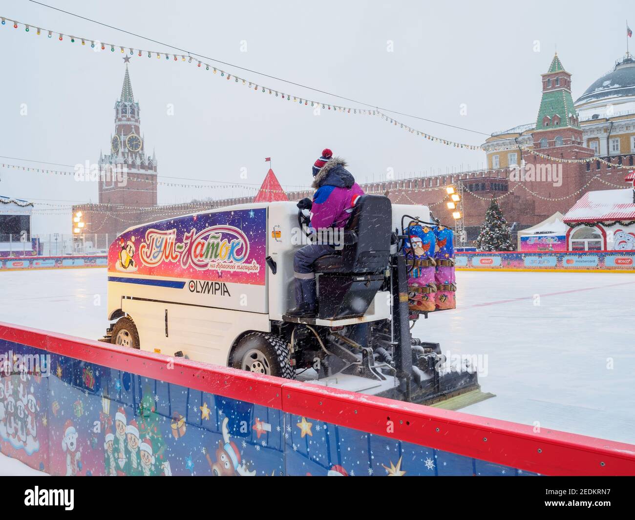 Mosca. Russia. 12 febbraio 2021. La Piazza Rossa. Un'auto pulisce la neve e lucida il ghiaccio sulla pista di pattinaggio del grande magazzino principale su un Foto Stock