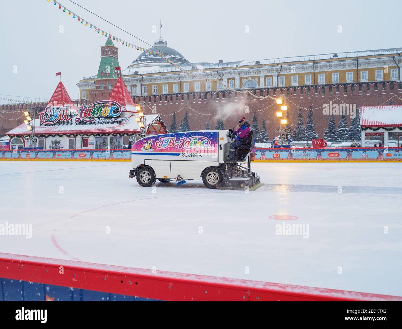 Mosca. Russia. 12 febbraio 2021. La Piazza Rossa. Un'auto pulisce la neve e lucida il ghiaccio sulla pista di pattinaggio del grande magazzino principale su un Foto Stock