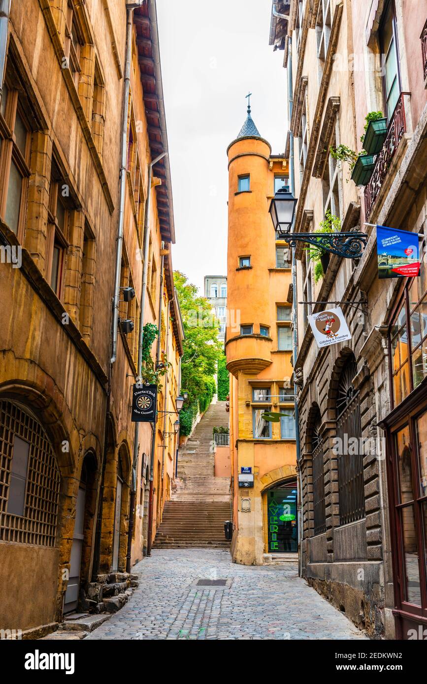 Vecchia strada stretta tipica della vecchia Lione nel Rhône, Auvergne-Rodano-Alpi, Francia Foto Stock
