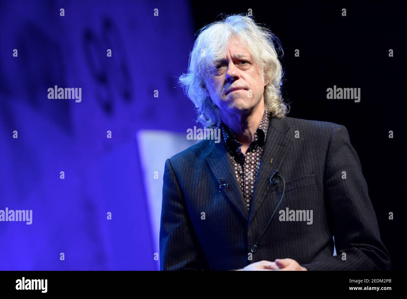 Bob Geldof è un cantautore irlandese, un attivista politico e un attore occasionale. Alla fine degli anni settanta, salì alla preminenza come cantante della rock band irlandese The Boomtown Rats, che raggiunse la popolarità al tempo del movimento punk rock. La band ha avuto il numero uno nel Regno Unito con le sue composizioni 'Rat Trap' e 'i don't Like Monds'.[2][3] Geldof recitò come 'Pink' nel film Pink Floyd del 1982 Pink Floyd – The Wall. Come fundraiser, Geldof ha organizzato il supergruppo di beneficenza Band Aid e i concerti Live Aid e Live 8, e co-ha scritto "so che è Natale?" Foto Stock