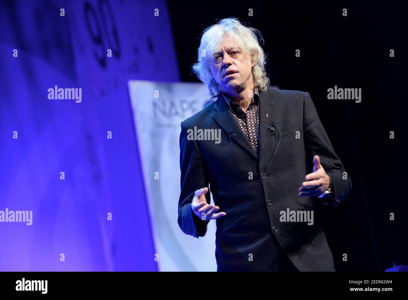 Bob Geldof è un cantautore irlandese, un attivista politico e un attore occasionale. Alla fine degli anni settanta, salì alla preminenza come cantante della rock band irlandese The Boomtown Rats, che raggiunse la popolarità al tempo del movimento punk rock. La band ha avuto il numero uno nel Regno Unito con le sue composizioni 'Rat Trap' e 'i don't Like Monds'.[2][3] Geldof recitò come 'Pink' nel film Pink Floyd del 1982 Pink Floyd – The Wall. Come fundraiser, Geldof ha organizzato il supergruppo di beneficenza Band Aid e i concerti Live Aid e Live 8, e co-ha scritto "so che è Natale?" Foto Stock