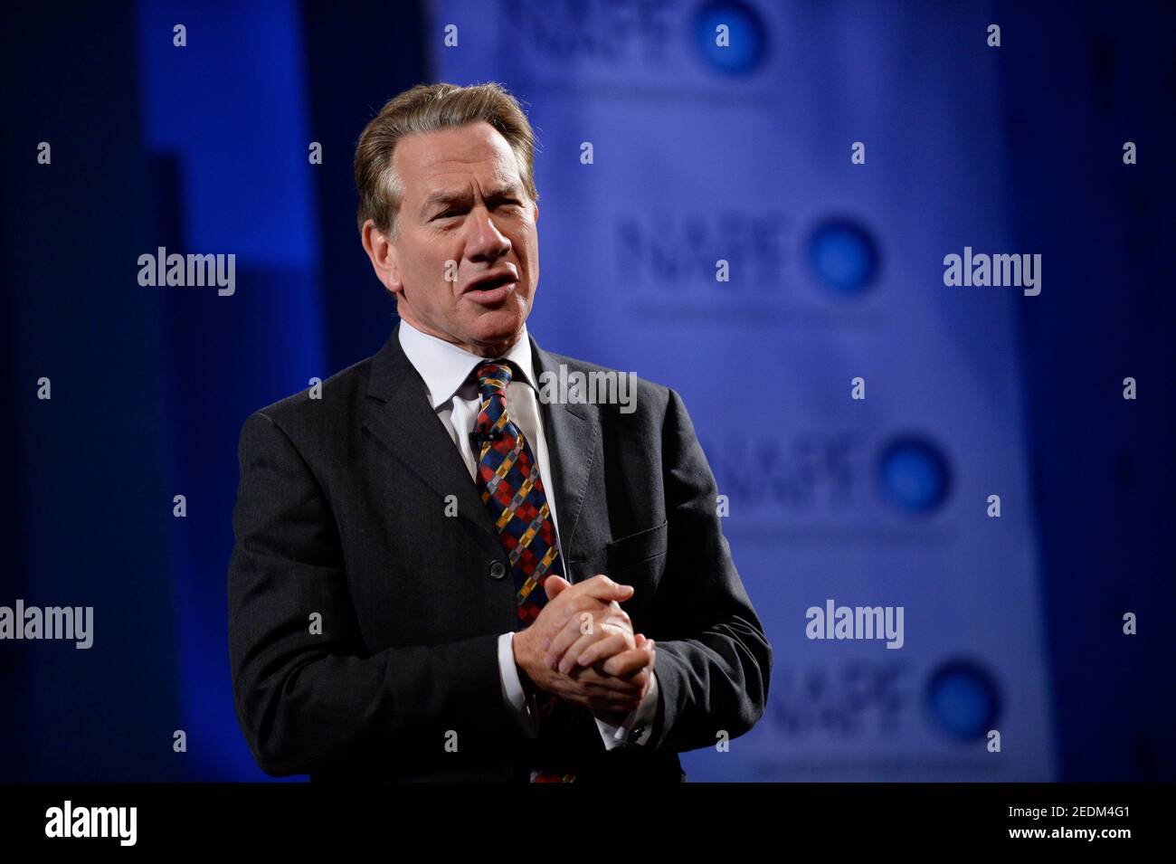 Michael Portillo è un giornalista britannico, un'emittente ed ex politico conosciuto per presentare i grandi viaggi ferroviari britannici e i grandi viaggi ferroviari continentali. Ex membro del Partito conservatore, è stato membro del Parlamento (MP) per Enfield Southgate dal 1984 al 1997 e Kensington e Chelsea dal 1999 al 2005. Eletto per la prima volta alla Camera dei Comuni in una by-elezione del 1984, Portillo servì come ministro junior sia sotto Margaret Thatcher che sotto John Major, prima di entrare nel Gabinetto nel 1992. Portillo perse il posto sicuro del conservatore Enfield Southgate alle elezioni generali del 1997. Foto Stock