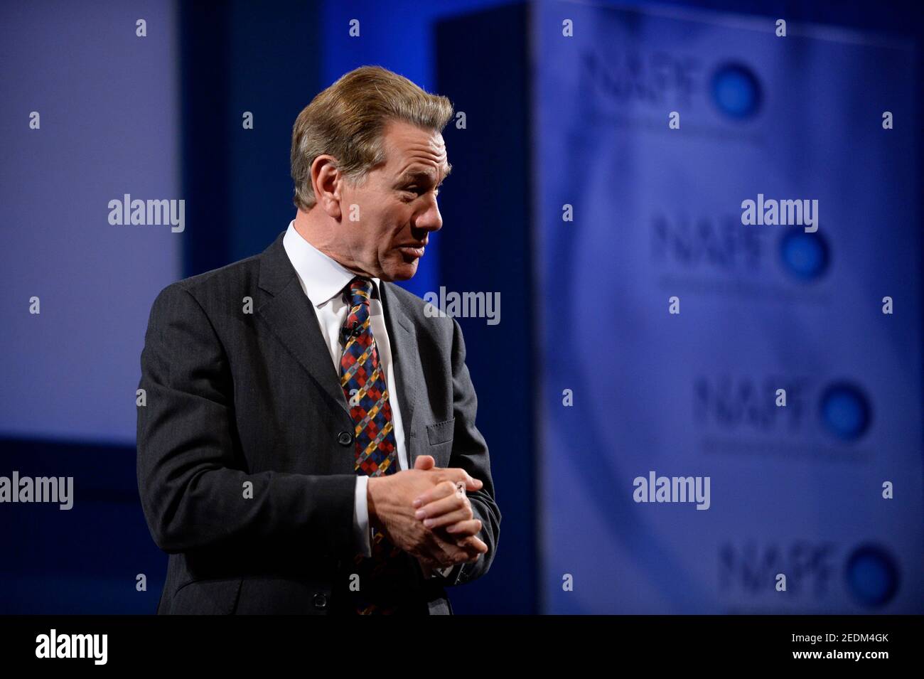 Michael Portillo è un giornalista britannico, un'emittente ed ex politico conosciuto per presentare i grandi viaggi ferroviari britannici e i grandi viaggi ferroviari continentali. Ex membro del Partito conservatore, è stato membro del Parlamento (MP) per Enfield Southgate dal 1984 al 1997 e Kensington e Chelsea dal 1999 al 2005. Eletto per la prima volta alla Camera dei Comuni in una by-elezione del 1984, Portillo servì come ministro junior sia sotto Margaret Thatcher che sotto John Major, prima di entrare nel Gabinetto nel 1992. Portillo perse il posto sicuro del conservatore Enfield Southgate alle elezioni generali del 1997. Foto Stock