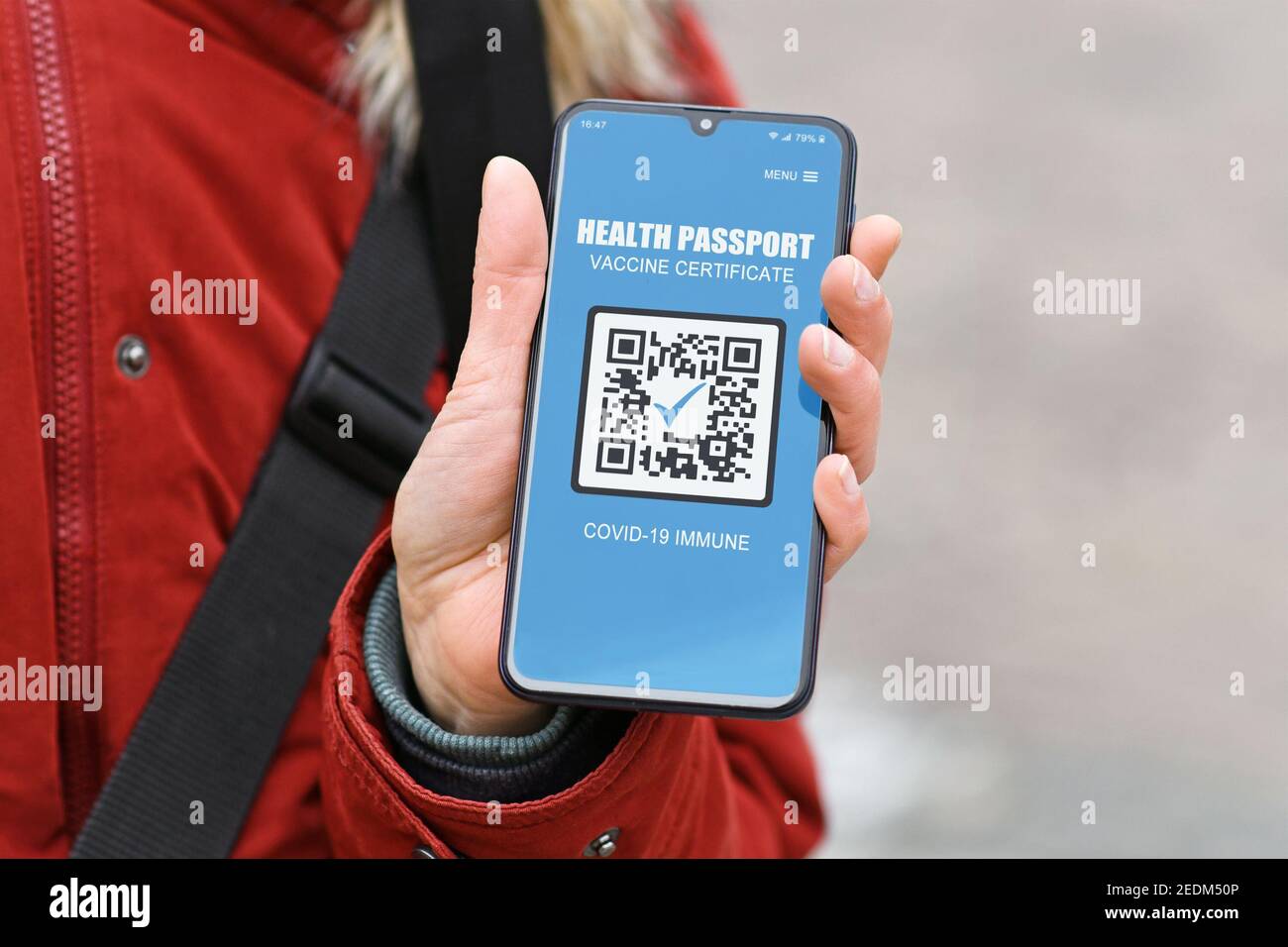 Concetto per il passaporto di vaccinazione del virus Corona sul dispositivo del telefono mobile per consentire la vaccinazione Foto Stock