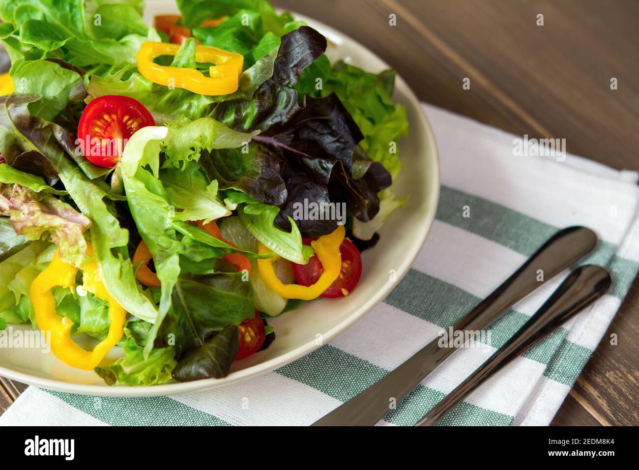 Insalata di verdure miste, fresca e colorata, pronta a mangiare in casa sul tavolo Foto Stock