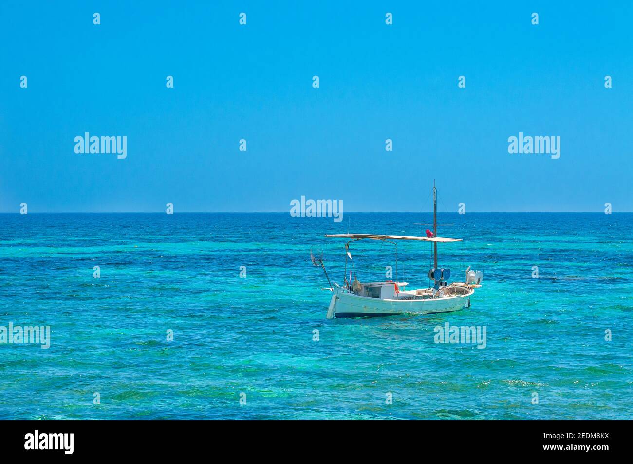 Barca da pesca ormeggiata al largo di Playa Mitjorn, Formentera, Baleari, Spagna Foto Stock