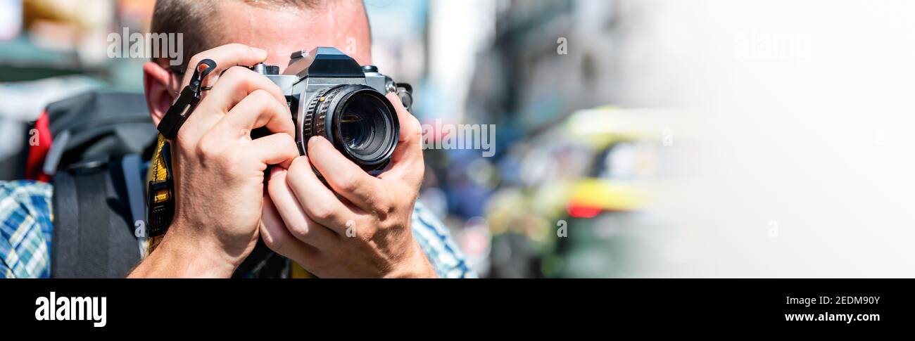 Fotografo turistico che scatta foto a Khao san Road Bangkok, Thailandia in vacanza estiva, banner panoramico con spazio per la copia Foto Stock
