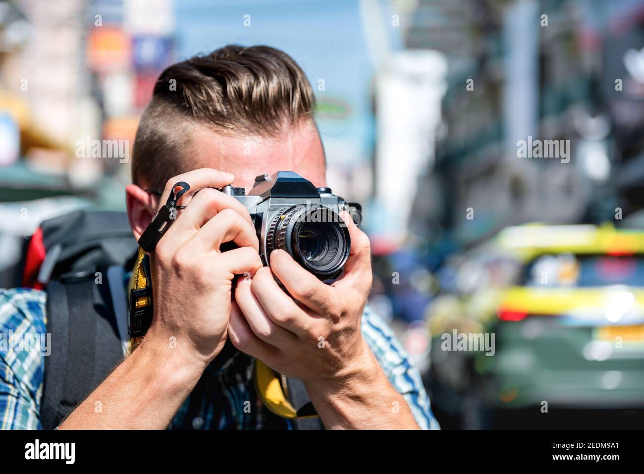 Fotografo turistico che scatta foto a Khao san Road Bangkok, Thailandia in vacanza estiva Foto Stock