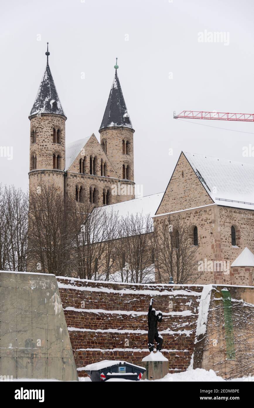 Magdeburgo, Germania. 09 febbraio 2021. La neve si trova di fronte al monastero di nostra Signora. Credit: Stefano Nosini/dpa-Zentralbild/ZB/dpa/Alamy Live News Foto Stock