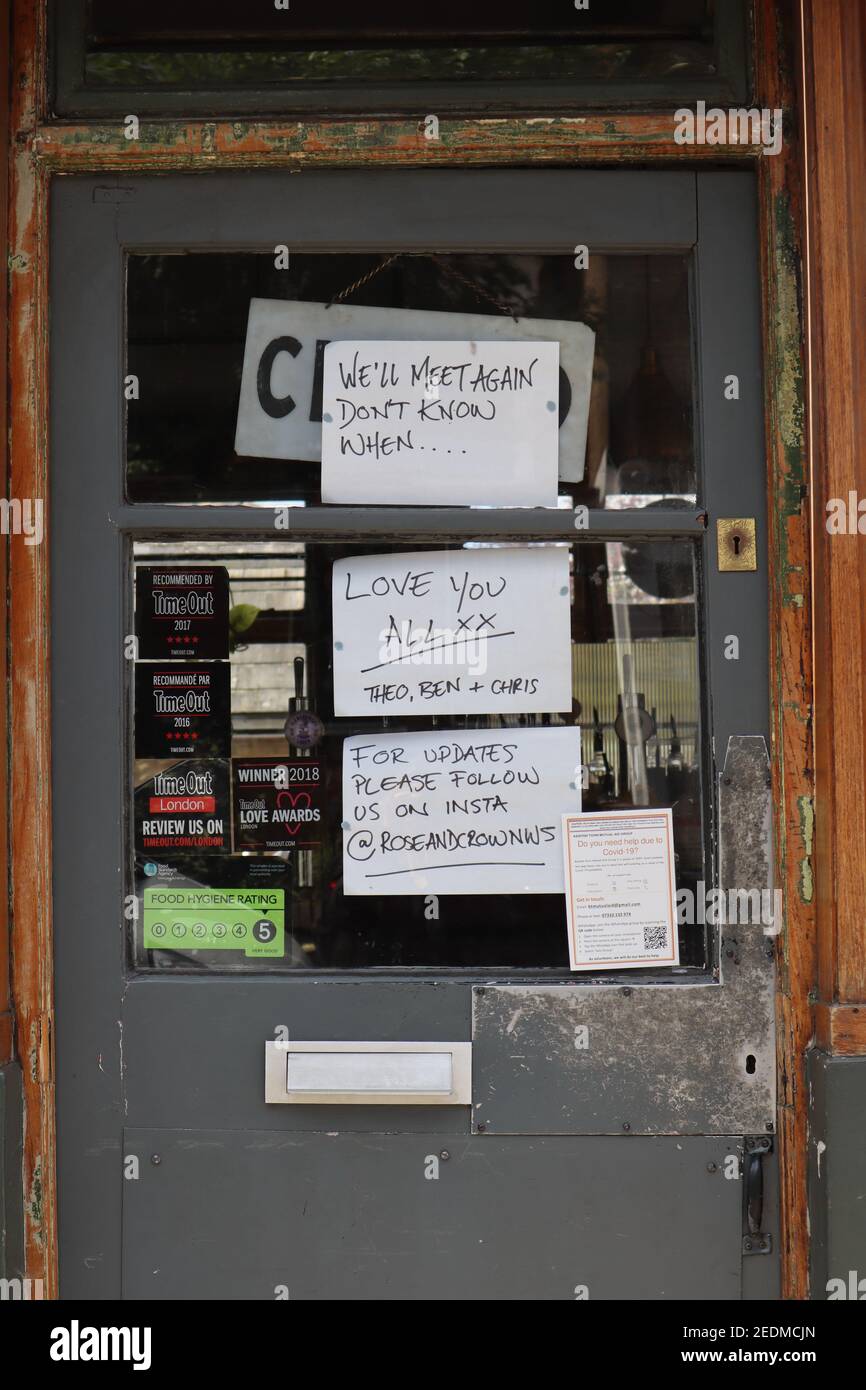 Messaggi Lockdown Pub ai clienti cartelli chiusi sulla porta Covid 19 Foto Stock