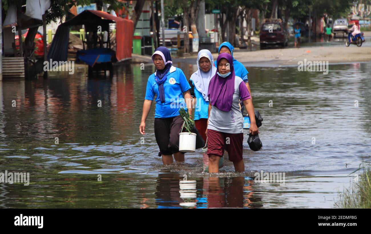 Atmosfera alluvionale nel villaggio del residente, Pekalongan, Indonesia, 12 febbraio 2021 Foto Stock