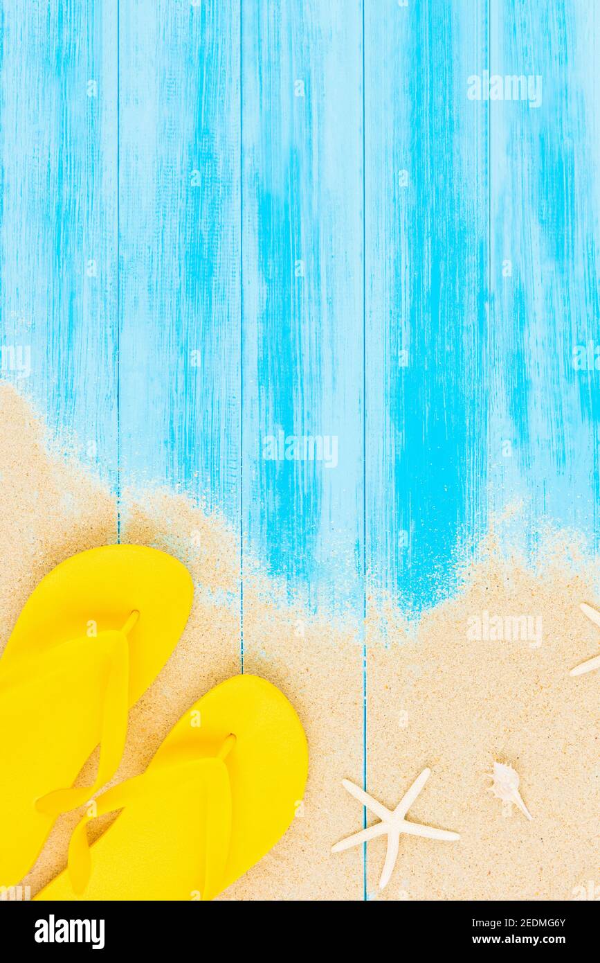 Sfondo delle vacanze estive con infradito colorato su pannello di legno vintage blu chiaro, vista dall'alto con spazio per la copia Foto Stock