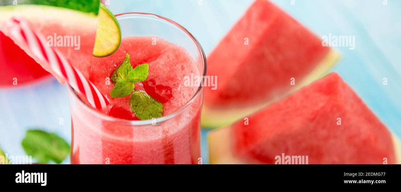 Bevande rinfrescanti e colorate per l'estate, frullati freddi di succo di anguria nei bicchieri, striscione panoramico Foto Stock
