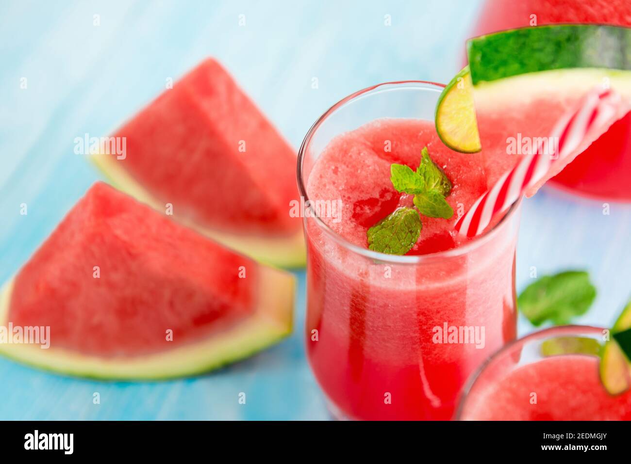 Bevande rinfrescanti colorate per l'estate, frullati freddi di succo di anguria nei bicchieri Foto Stock