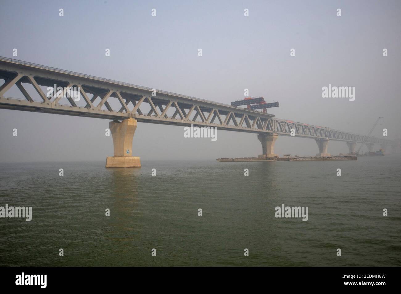 Il Padma Bridge è un ponte polivalente su rotaia che attraversa il fiume Padma. Una volta completato sarà il ponte più grande del Bangladesh. Foto Stock