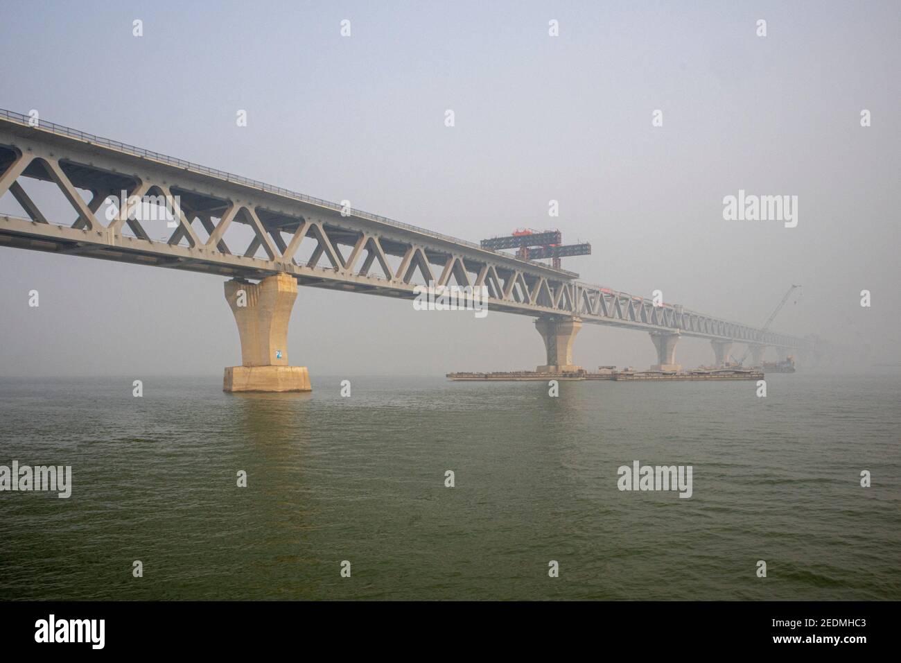 Il Padma Bridge è un ponte polivalente su rotaia che attraversa il fiume Padma. Una volta completato sarà il ponte più grande del Bangladesh. Foto Stock
